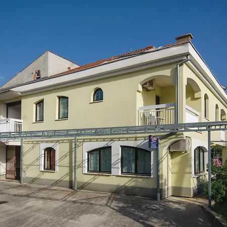 Apartment Amazing In Okrug Gornji Trogir